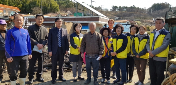 마산면 적십자봉사회 주택화재 가정 방문-서천군 제공