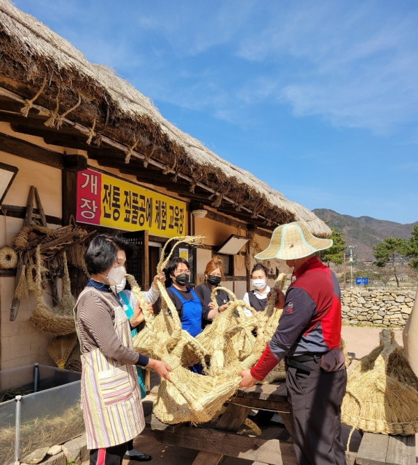 3월 29일 짚풀공예품(닭둥우리)을 송악면 농가에 기증하는 모습