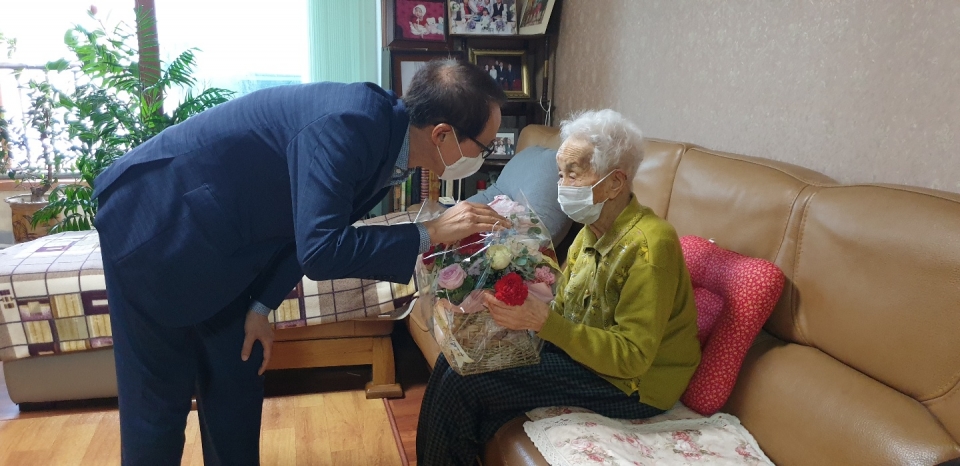 윤찬수 부시장이 이이규 어르신께 장수 축하 인사를 드리고 있다.