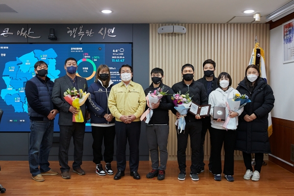 오세현 아산시장과 직장운동경기부 퇴직지도자 및 우수선수들이 기념사진을 찍고 있다