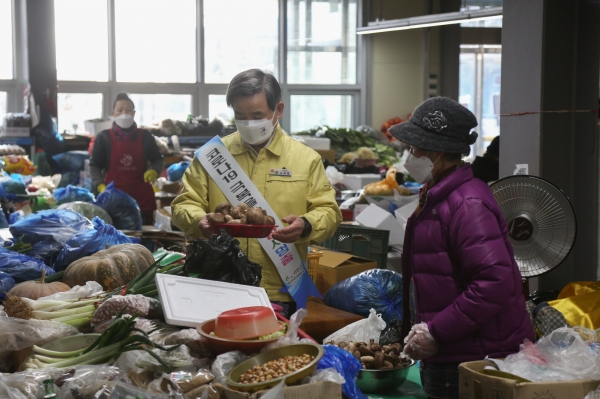 (설 명절 시장방문 사진)