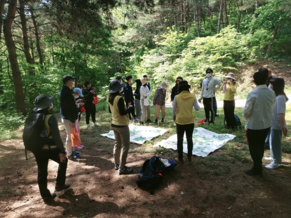 봉곡사 숲길 프로그램 진행 장면